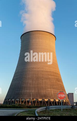 Belleville-sur-Loire, Frankreich. 28.. Februar 2022. Ein Straßenschild scheint vor dem Kernkraftwerk Belleville-sur-Loire mit der Aufschrift Stop Nuclear zu stehen. Stockfoto