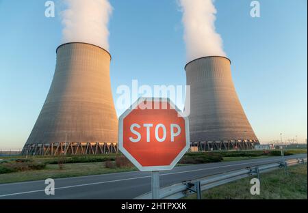 Belleville-sur-Loire, Frankreich. 28.. Februar 2022. Ein Straßenschild scheint vor dem Kernkraftwerk Belleville-sur-Loire mit der Aufschrift Stop Nuclear zu stehen. Stockfoto