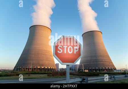 Belleville-sur-Loire, Frankreich. 28.. Februar 2022. Ein Straßenschild scheint vor dem Kernkraftwerk Belleville-sur-Loire mit der Aufschrift Stop Nuclear zu stehen. Stockfoto