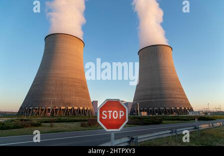 Belleville-sur-Loire, Frankreich. 28.. Februar 2022. Ein Straßenschild scheint vor dem Kernkraftwerk Belleville-sur-Loire mit der Aufschrift Stop Nuclear zu stehen. Stockfoto