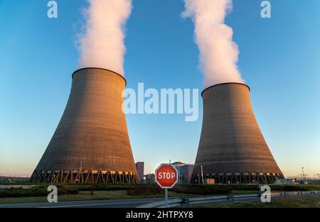 Belleville-sur-Loire, Frankreich. 28.. Februar 2022. Ein Straßenschild scheint vor dem Kernkraftwerk Belleville-sur-Loire mit der Aufschrift Stop Nuclear zu stehen. Stockfoto