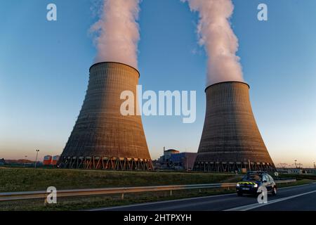 Belleville-sur-Loire, Frankreich. 28.. Februar 2022. Ein Gendarmeriefahrzeug patrouilliert vor dem Kernkraftwerk Belleville-sur-Loire in Frankreich. Stockfoto