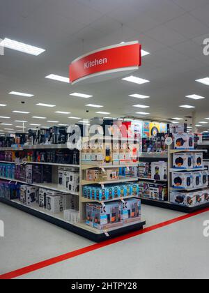 New Hartford, New York - 28. Februar 2022: Nahaufnahme der Küchenabteilung des Target Superstore in der Sangertown Mall. Stockfoto