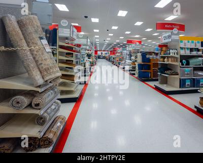 New Hartford, New York - 28. Februar 2022: Ultra Wide View der Möbelabteilung des Target Superstore in der Sangertown Mall. Stockfoto