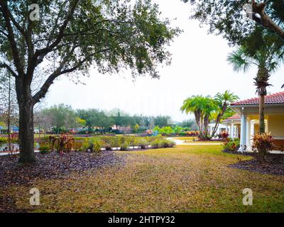 Kissimmee, Florida - 6. Februar 2022: Weitblick auf einen Vorgarten von Villen im Holiday Inn Resort. Stockfoto