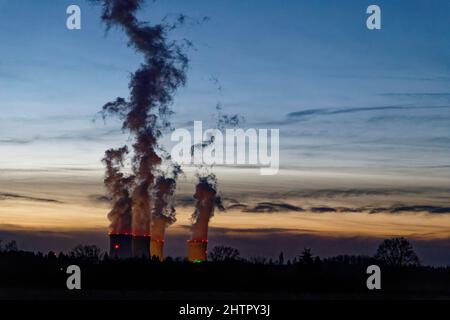 Dampierre-en-burly, Frankreich. 28.. Februar 2022. Nachtansicht der Kühltürme des Kernkraftwerks in Dampierre-en-Burly, Frankreich. Stockfoto