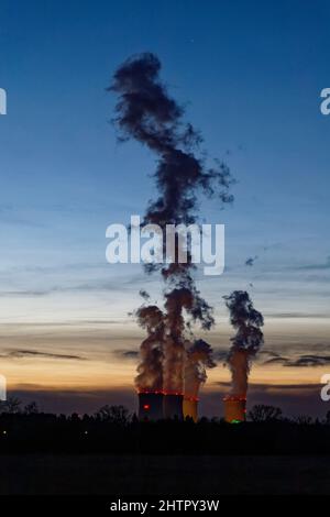 Dampierre-en-burly, Frankreich. 28.. Februar 2022. Nachtansicht der Kühltürme des Kernkraftwerks in Dampierre-en-Burly, Frankreich. Stockfoto