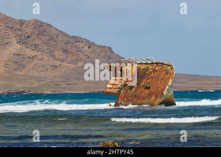 Ein Schiffswrack in Baia de Parda, an der Ostküste der Insel Sal, Kap Verde, Westafrika. Stockfoto