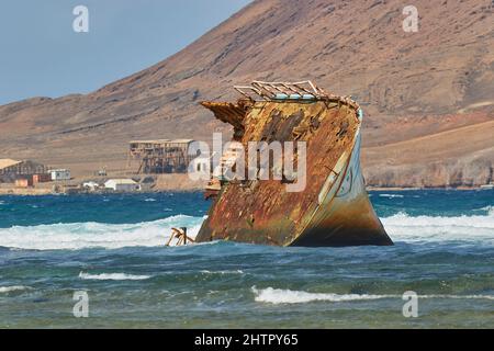 Ein Schiffswrack in Baia de Parda, an der Ostküste der Insel Sal, Kap Verde, Westafrika. Stockfoto