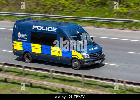 Lancashire Constabulary Police Mercedes Benz Sprinter 519 CDI C/C 2987cc Transporter auf der Autobahn M61, Großbritannien Stockfoto