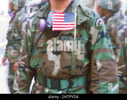 Nationalgarde. US-Militär. Nationalgarde Soldat mit amerikanischer Flagge im Knopfloch. Männer in Kampfausrüstung oder Tarnausrüstung, die sich auf den Dienst vorbereiten. USA Stockfoto