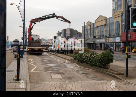 MRA Transport LKW Lieferprodukte per Kran auf Marine Parade Great Yarmouth Norfolk Stockfoto