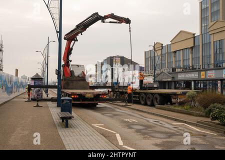 MRA Transport LKW Lieferprodukte per Kran auf Marine Parade Great Yarmouth Norfolk Stockfoto