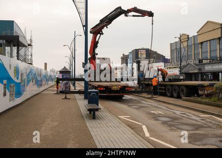 MRA Transport LKW Lieferprodukte per Kran auf Marine Parade Great Yarmouth Norfolk Stockfoto