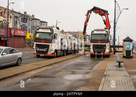 MRA Transport LKW Lieferprodukte per Kran auf Marine Parade Great Yarmouth Norfolk Stockfoto