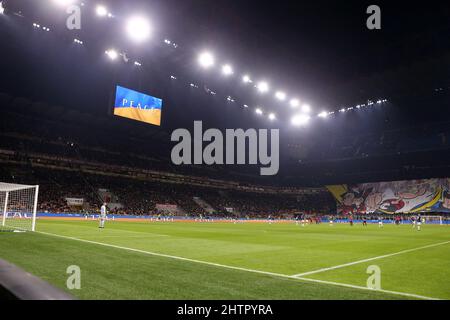 Mailand, Italien. Am 1. März 2022 zeigt der LED-Bildschirm im Stadion eine ukrainische Flagge, um Frieden und Sympathie mit der Ukraine vor dem Halbfinalspiel Coppa Italia zwischen AC Mailand und dem FC Internazionale im Stadio Giuseppe Meazza am 1. März 2022 in Mailand, Italien, anzuzeigen. Quelle: Marco Canoniero/Alamy Live News Stockfoto