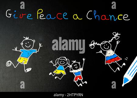 Russischer und ukrainischer Krieg, russische und ukrainische Kinder, die um eine Chance für den Frieden bitten. Freihandzeichnung für Kinder. Nicht zum Krieg Stockfoto
