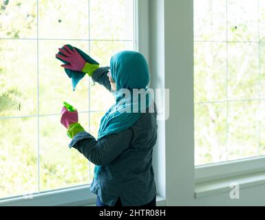 Glückliche Muslimische Frau Reinigung Modernes Haus Wohnzimmer. Hochwertige Fotos Stockfoto