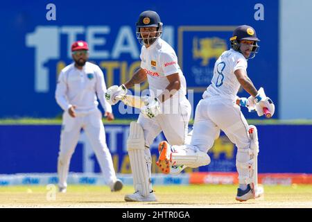 Dimuth Karunaratne (C) und Pathum Nissanka (L) in Partnerschaft während des Testmatches 1. zwischen Sri Lanka und Westindien 2021 Stockfoto
