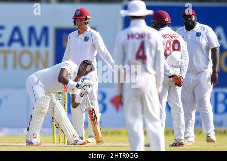 Angelo Mathews aus Sri Lanka reagiert während des Testkampfs 1. zwischen Sri Lanka und West Indies im Galle International Cricket Stadium in Galle Stockfoto
