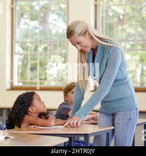 Anreichern eifriger junger Köpfe. Eine junge Lehrerin in ihrem Klassenzimmer. Stockfoto