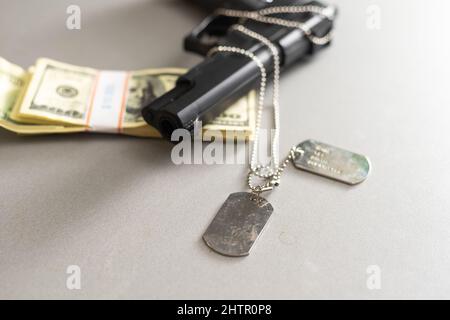 Pistole mit Dogtags. Konzept von Dienst und Dienst in US-Streitkräfte. Veteranenkonzept Stockfoto