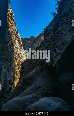 Berglandschaft, Blick vom Grund einer tiefen Schlucht Stockfoto