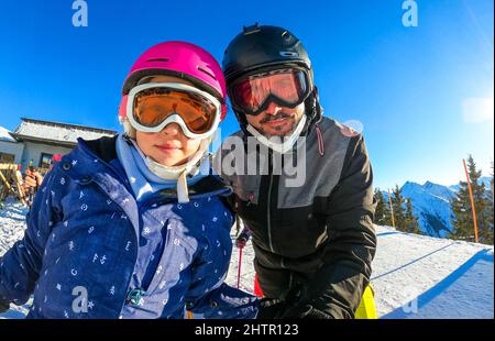 Familie Winterurlaub mit Skifahren selfie in Gang. Familie mit den Kindern auf Skiurlaub in Ski gear mit Helmen und Ski gog gekleidet Stockfoto