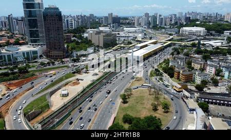 salvador, bahia, brasilien - 26. november 2021: Luftaufnahme der Verkehrswege in der Region Iguatemi in der Stadt Salvador. Stockfoto