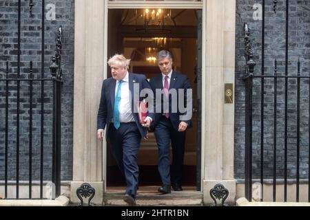 LONDON, DEN 02 2022. MÄRZ, verlassen Premierminister Boris Johnson und der ukrainische Botschafter Vadym Prystaiko die Downing Street 10, um im Unterhaus eine Fragestunde zu halten. Kredit: Lucy North/Alamy Live Nachrichten Stockfoto