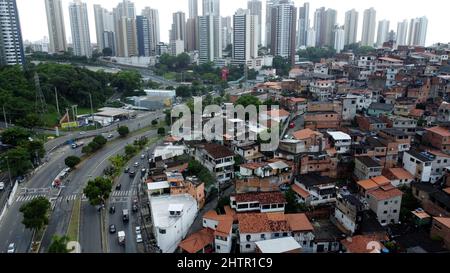 salvador, bahia, brasilien - 20. november 2021: Luftaufnahme von Verkehrswegen und Wohngebiet in Favela in Salvador Stadt. Stockfoto