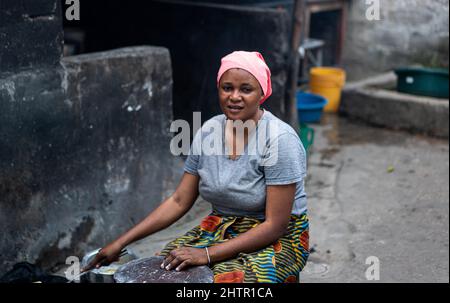 Abstrakte verschwommene Passagiere im Hintergrund eines asiatischen Flughafens. Die Bewegung verschwimmte von Menschen, die den Flur entlang gingen. Stockfoto