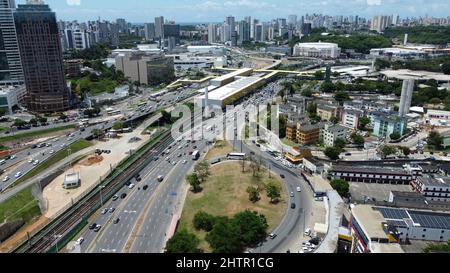 salvador, bahia, brasilien - 26. november 2021: Luftaufnahme der Verkehrswege in der Region Iguatemi in der Stadt Salvador. Stockfoto