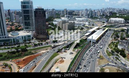 salvador, bahia, brasilien - 26. november 2021: Luftaufnahme der Verkehrswege in der Region Iguatemi in der Stadt Salvador. Stockfoto