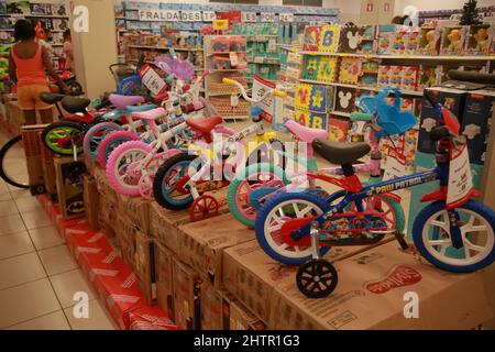 salvador, bahia, brasilien - 26. november 2021: Spielzeugabteilung und Supermarkt in der Stadt Salvador. Stockfoto