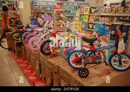 salvador, bahia, brasilien - 26. november 2021: Spielzeugabteilung und Supermarkt in der Stadt Salvador. Stockfoto