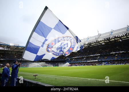 Vor Chelseas Premier League-Spiel gegen Manchester United wurde an der Stamford Bridge in London die Chelsea-Flagge geschwenkt. 7.. Februar 2016 Stockfoto