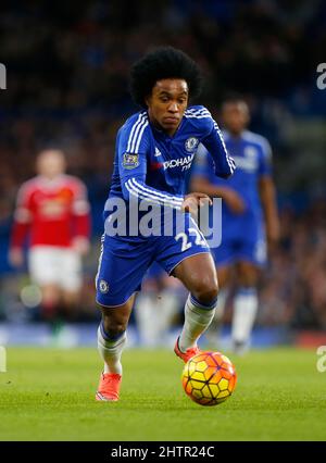 Willian of Chelsea wird während des FA-Cup-Spiels zwischen Chelsea und Manchester United auf der Stamford Bridge in London ersetzt. 13. März 2017. *** NUR REDAKTIONELLE VERWENDUNG *** Bilder der FA Premier League und Football League unterliegen der DataCo-Lizenz, siehe www.football-dataco.com James Boardman / Teleaufnahmen +44 7967 642437 Stockfoto