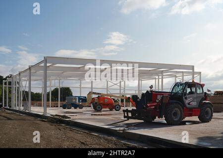 Moderner Supermarkt, der an einem schönen Tag in Beverley, Großbritannien, von usig Steel Framework mit großen Maschinen gebaut wird. Stockfoto