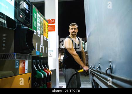 Frankreich, Montauban, 21. Oktober 2021. Ein Mann füllt seinen LKW mit Kraftstoff. Anstieg der Kraftstoffpreise in Frankreich, Nachtaufnahmen in Tankstellen. Foto von Patricia Huchot-Boissier/ABACAPRESS.COM Stockfoto