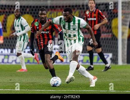 BUDAPEST, UNGARN - 1. MÄRZ: Anderson Esiti von Ferencvarosi TC übergibt den Ball neben Mohammed Kadiri von Budapest Honved während des Finales des ungarischen Pokalquartals zwischen Budapest Honved und Ferencvarosi TC am 1. März 2022 in der Bozsik Arena in Budapest, Ungarn. Stockfoto