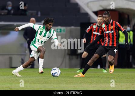 BUDAPEST, UNGARN - 1. MÄRZ: Tokmac Chol Nguen von Ferencvarosi TC läuft mit dem Ball neben Mohammed Kadiri von Budapest Honved während des Finales des ungarischen Cup-Viertels zwischen Budapest Honved und Ferencvarosi TC in der Bozsik Arena am 1. März 2022 in Budapest, Ungarn. Stockfoto