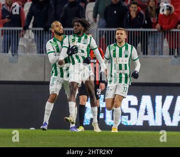 BUDAPEST, UNGARN – MÄRZ 1: Tokmac Chol Nguen von Ferencvarosi TC (L2) feiert nach dem Tor mit Aissa Laidouni von Ferencvarosi TC (l) und Eldar Civic von Ferencvarosi TC (r) während des Finalmatches des ungarischen Pokalquartals zwischen Budapest Honved und Ferencvarosi TC in der Bozsik Arena am 1. März 2022 in Budapest, Ungarn. Stockfoto