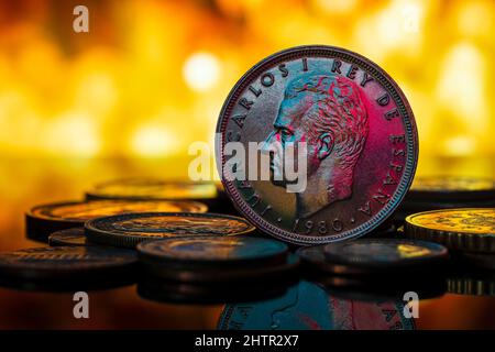Juan Carlos I König von Spanien 25 Pesetas Münze 1980 Nahaufnahme Gelber Hintergrund Stockfoto