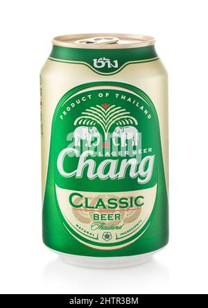 LONDON, UK - FEBRUAR 01,2022: Chang klassisches Bier aus thailand auf Weiß. Stockfoto