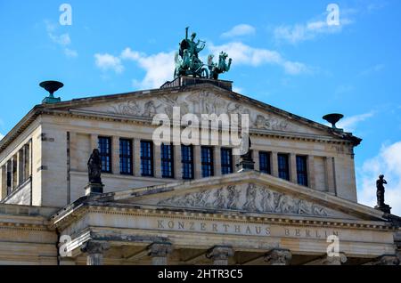 Das Gebäude der Berliner Konzerthalle am Gendarmenmarkt mit der Statue auf dem Dach Stockfoto