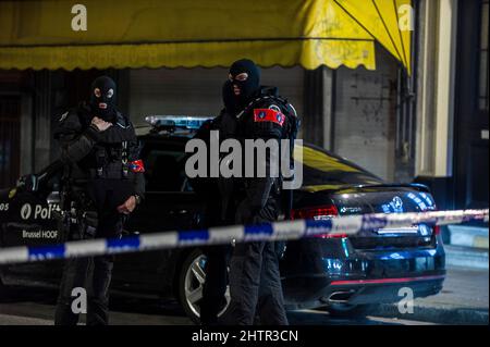 Perquisition in einem Haus im Bezirk der europäischen Institutionen | Pers. 21h, les forces de Police ont evakue les habitants d'un immeuble Stockfoto