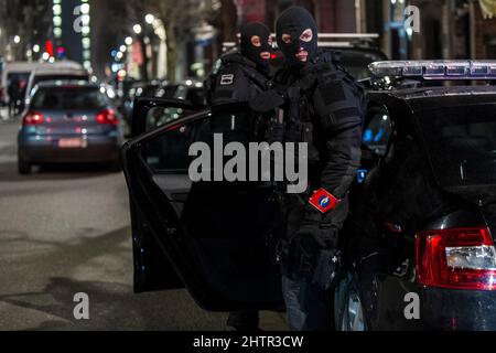 Perquisition in einem Haus im Bezirk der europäischen Institutionen | Pers. 21h, les forces de Police ont evakue les habitants d'un immeuble Stockfoto