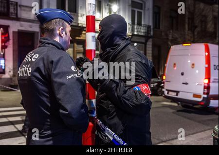 Perquisition in einem Haus im Bezirk der europäischen Institutionen | Pers. 21h, les forces de Police ont evakue les habitants d'un immeuble Stockfoto