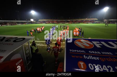 Die Spieler gehen aus dem Tunnel auf den Platz für das EFL League Two Match zwischen Crawley Town und Oldham Athletic im People’s Pension Stadium. 1.. März 2022 Stockfoto